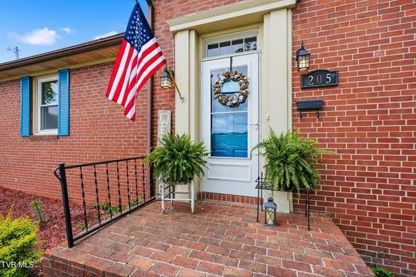 $349,999 | 205 Highland Avenue Northwest, Norton, VA 24273