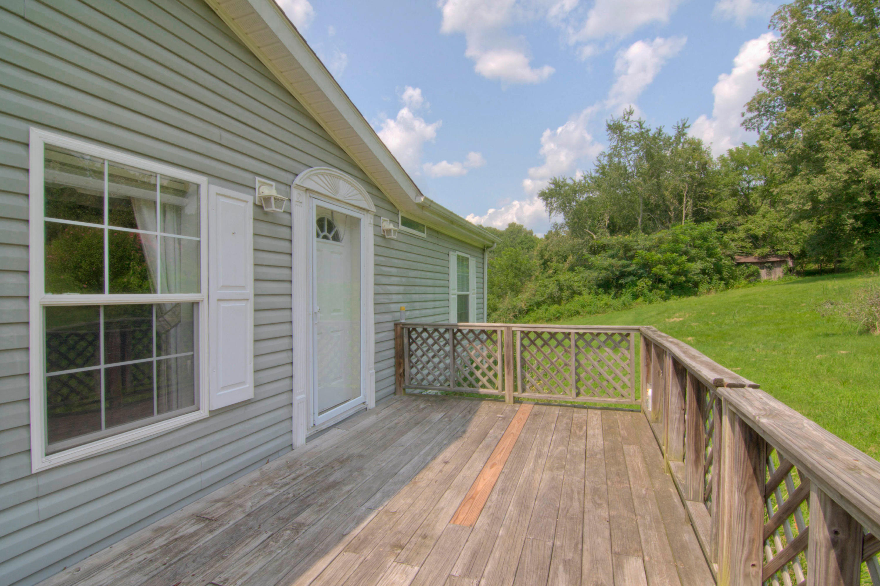 5112 Estes Road Loudon, TN 37774 - Photo 4 of 35 5. Front Deck