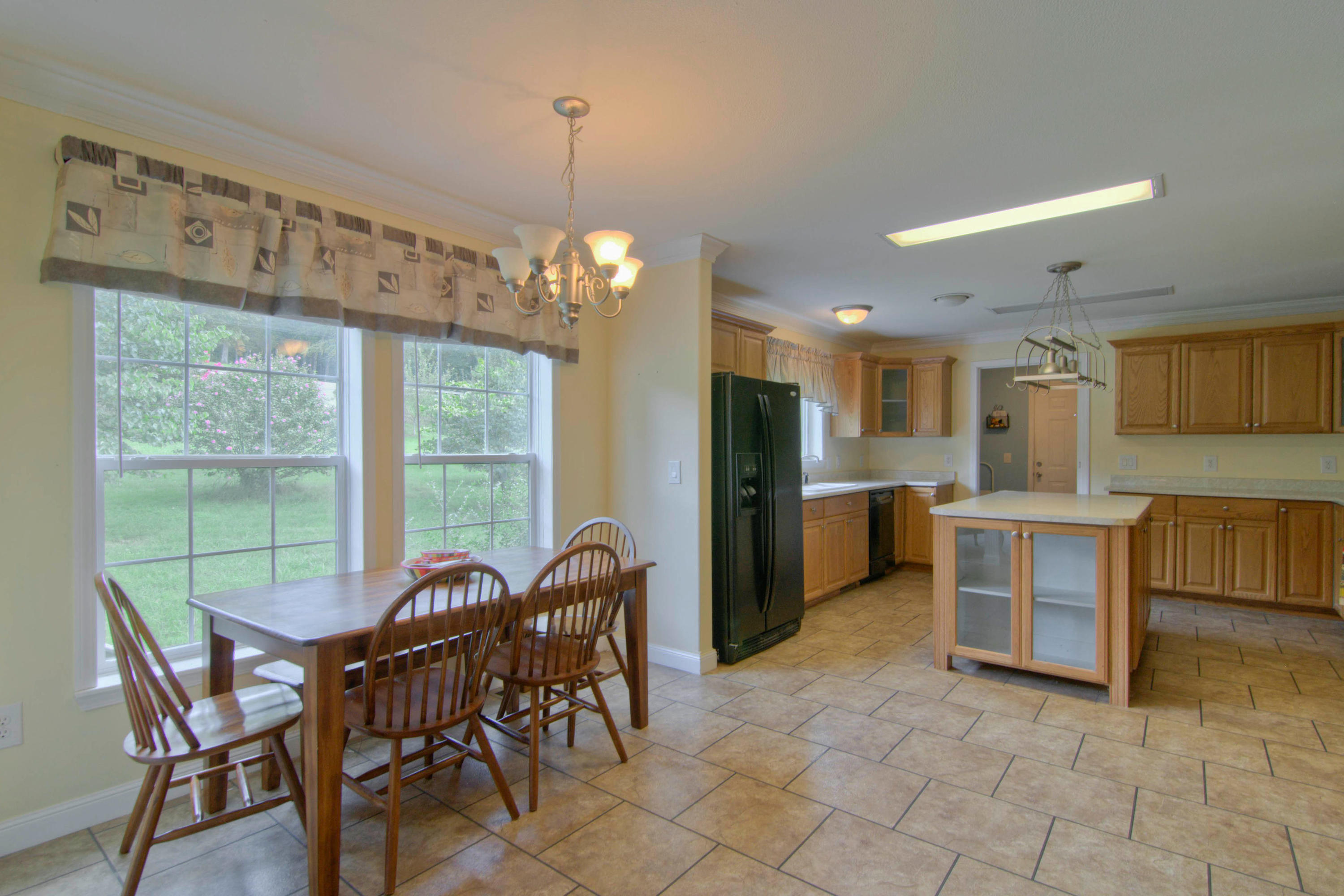5112 Estes Road Loudon, TN 37774 - Photo 8 of 35 9. Eat in kitchen area