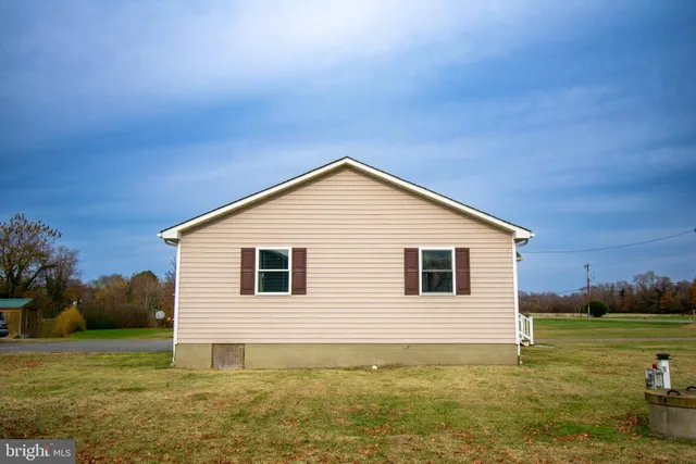 a view of a house with backyard