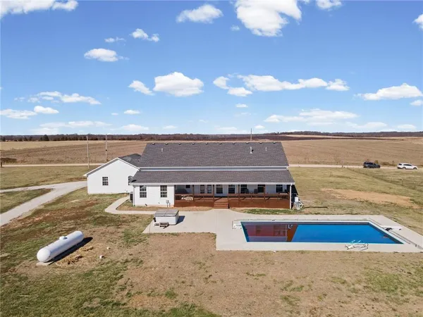 $699,900 | 4520 Northwest 1270th Road, Deepwater, MO 64740