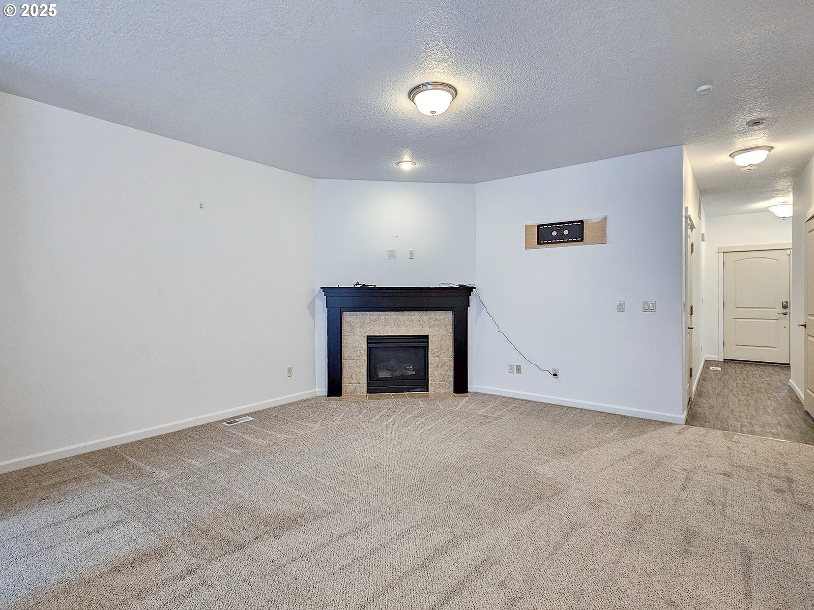 15621 Southeast Eckert Lane Damascus, OR 97089 - Photo 8 of 24 an empty room with a fireplace