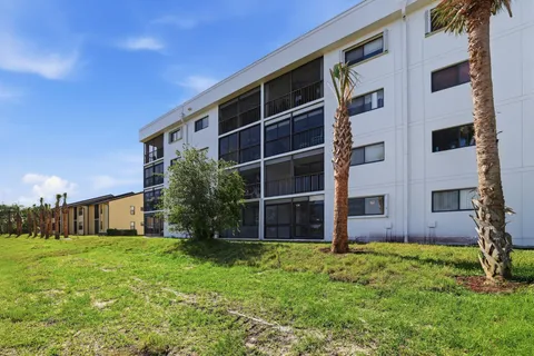 $153,900 | 4725 Lucerne Lakes Boulevard East, Unit 114, Lake Worth, FL 33467