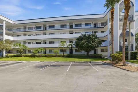 $153,900 | 4725 Lucerne Lakes Boulevard East, Unit 114, Lake Worth, FL 33467