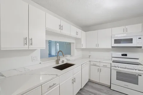 $153,900 | 4725 Lucerne Lakes Boulevard East, Unit 114, Lake Worth, FL 33467