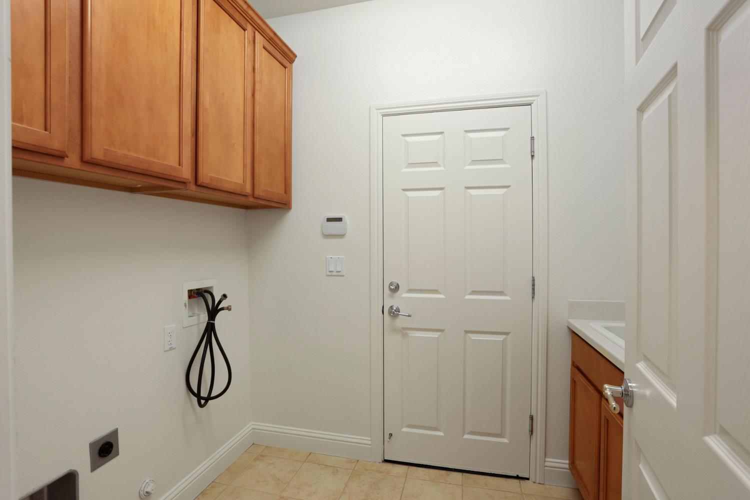 1709 Fox Trot Way Manteca, CA 95336 - Photo 12 of 24 a bathroom with a granite countertop window