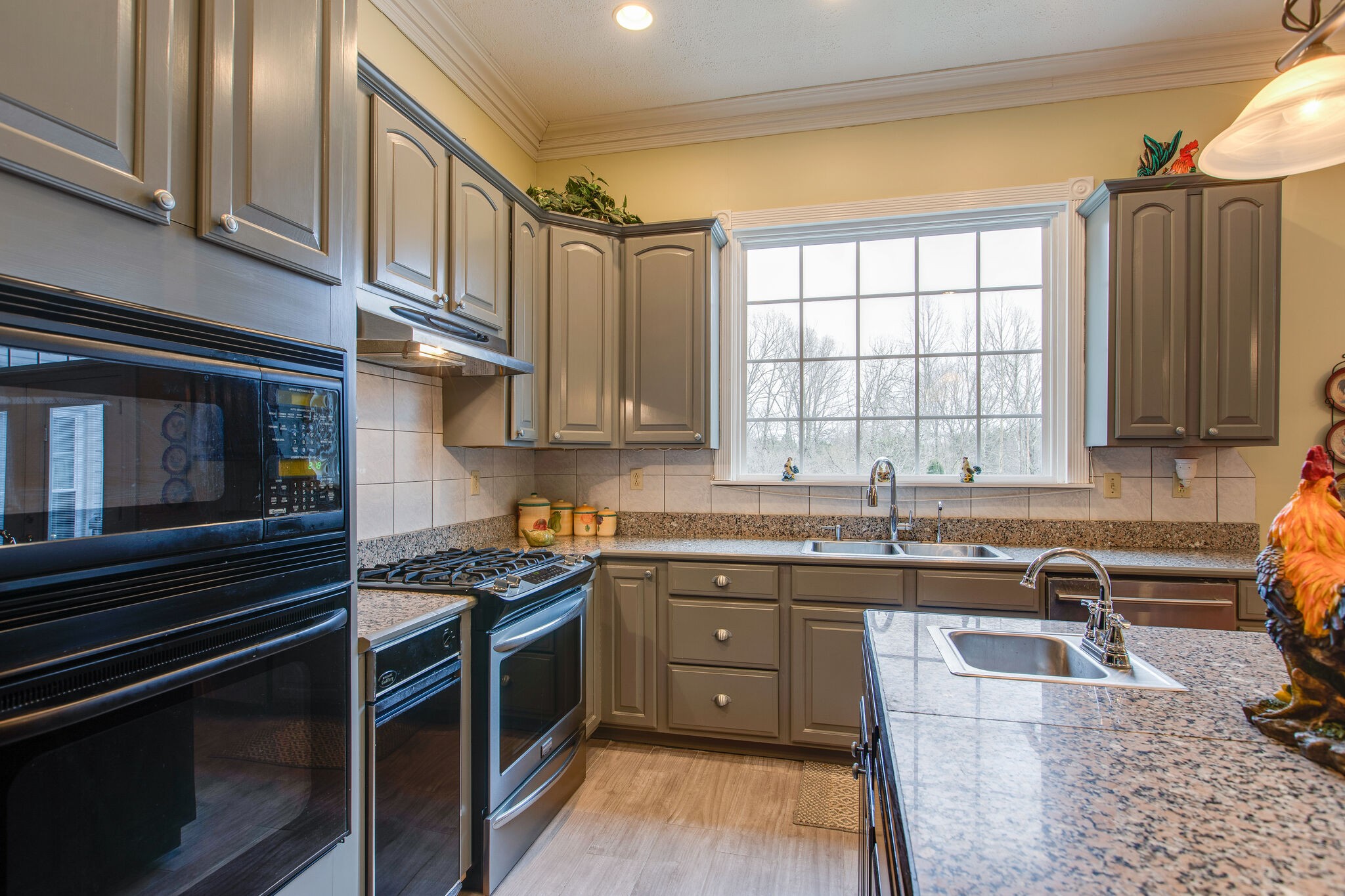 7217 Kingston Road Fairview, TN 37062 - Photo 19 of 50 a kitchen with stainless steel appliances granite countertop a sink stove and cabinets