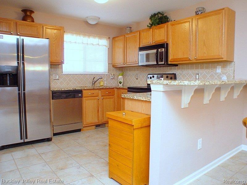 4698 Summer Ridge Drive, Unit 38 Howell, MI 48843 - Photo 6 of 21 Breakfast Bar.jpg