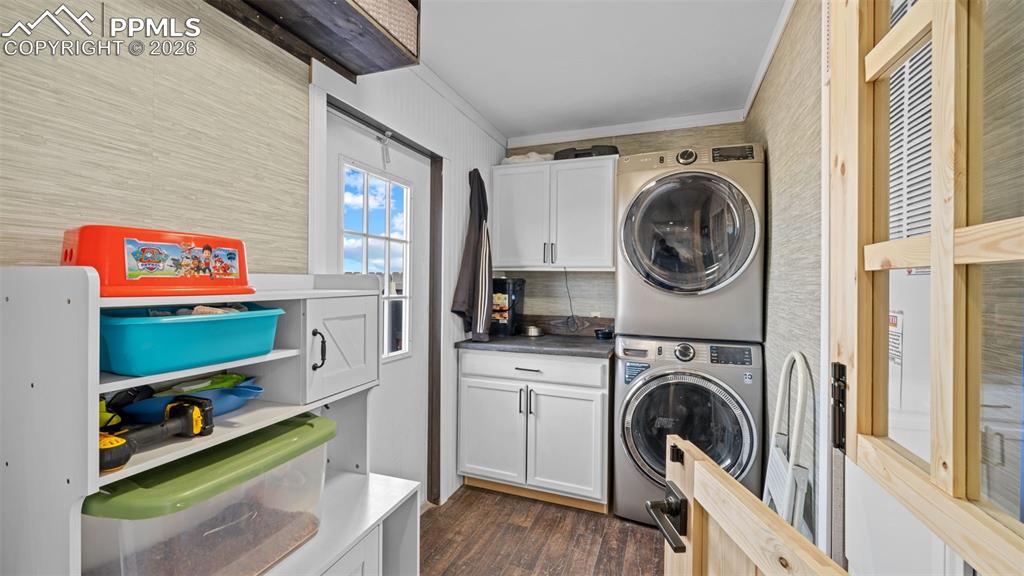 810 Awesome View Yoder, CO 80864 - Photo 9 of 43 a view of a kitchen with washer and dryer