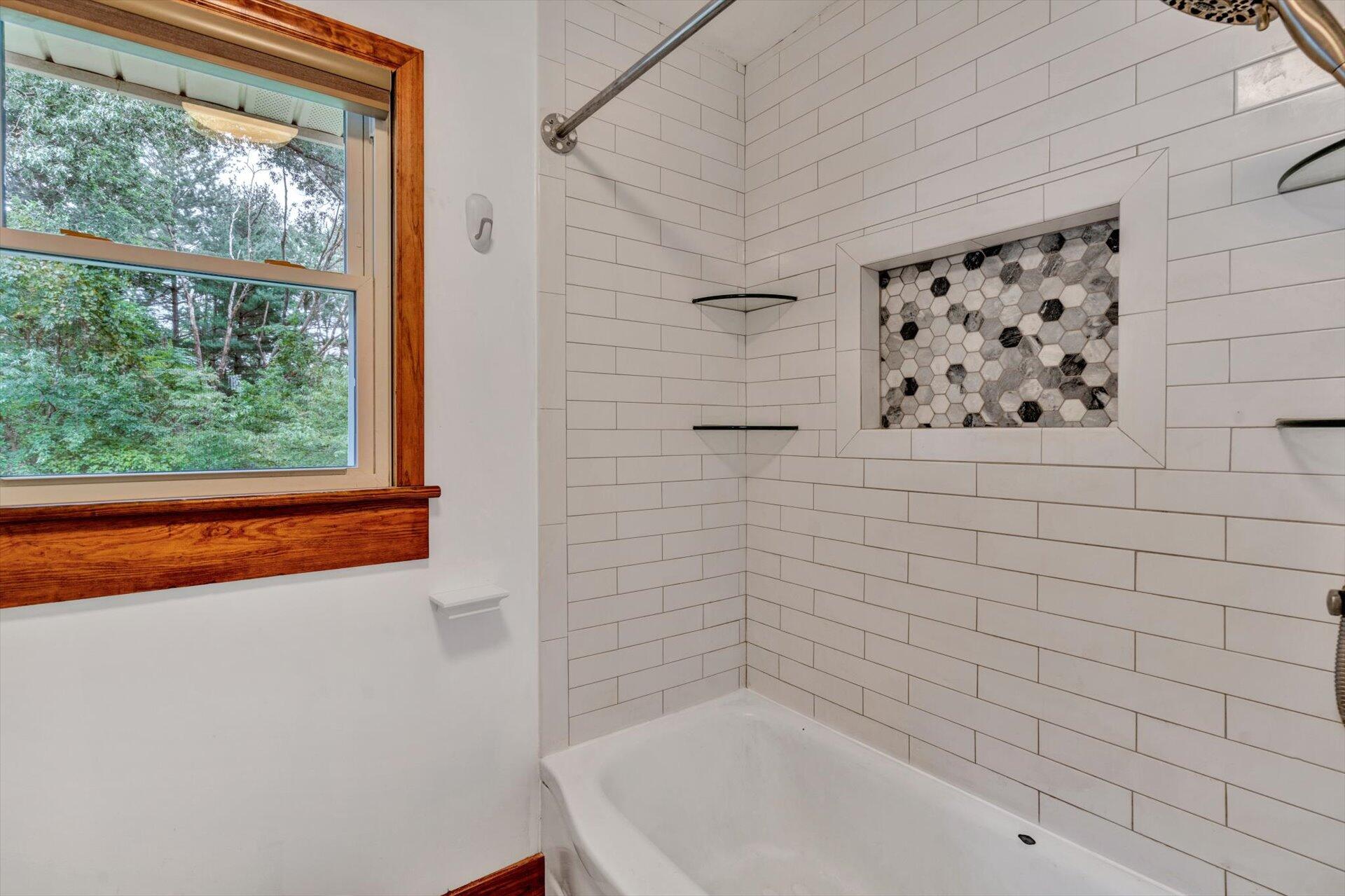 3526 Rutrough Road Southeast Roanoke, VA 24014 - Photo 20 of 33 a bathroom with a bathtub and next to a window