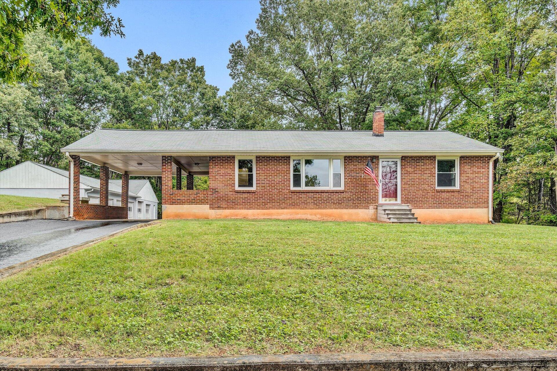 3526 Rutrough Road Southeast Roanoke, VA 24014 - Photo 5 of 33 a backyard of a house with table and chairs