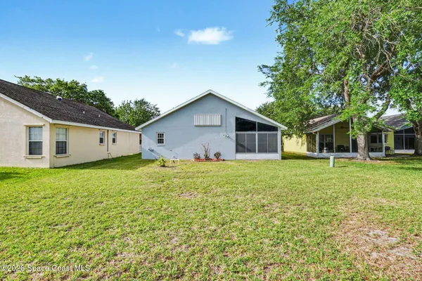 a view of a house with backyard