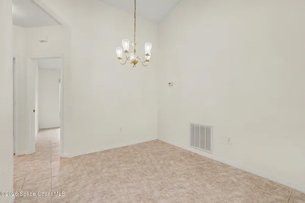 a view of empty room with a ceiling fan