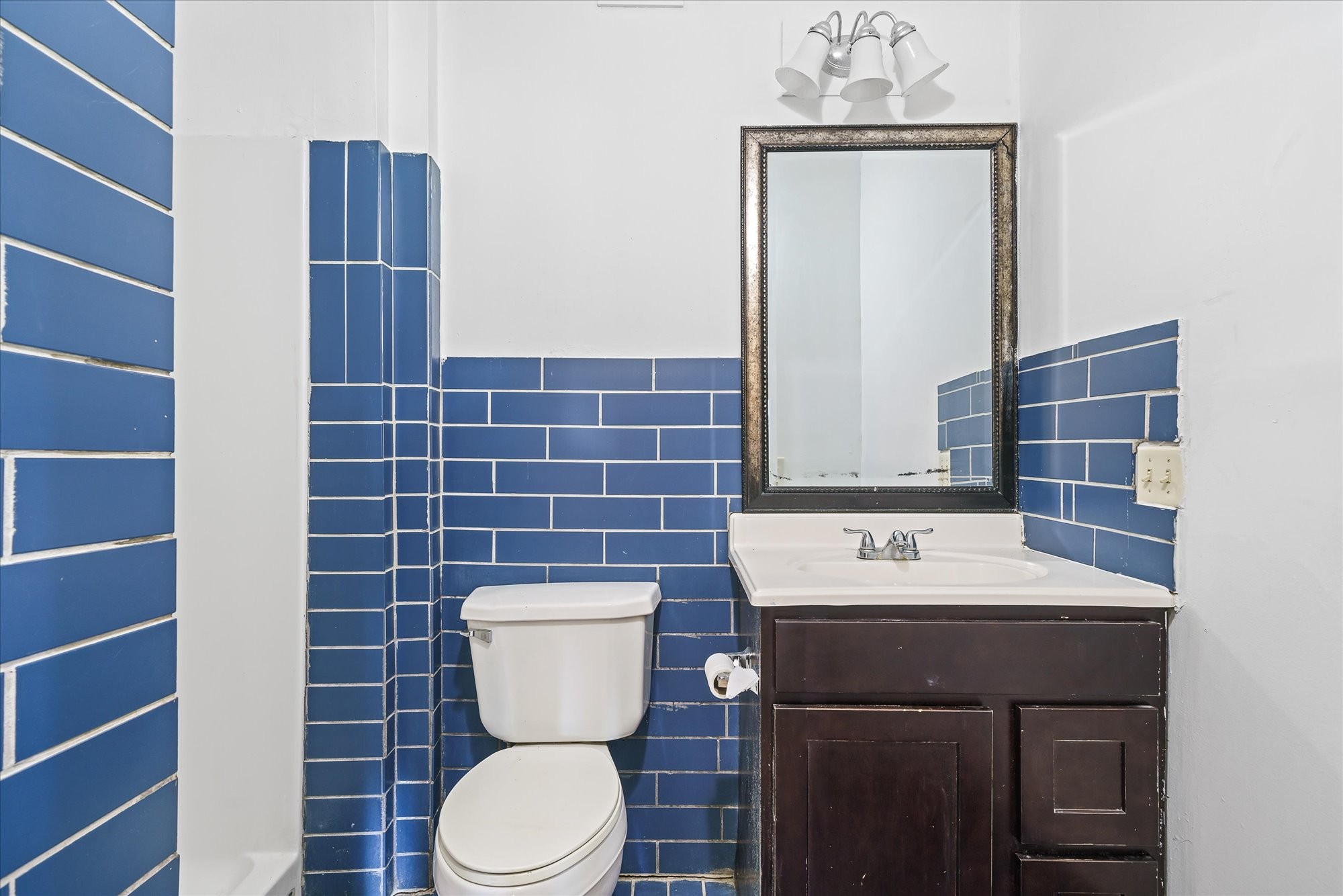 3916 Indian Mound Road Sparta, TN 38583 - Photo 25 of 48 a bathroom with a toilet a sink and mirror