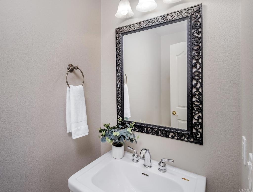 8092 Paseo Arrayan Carlsbad, CA 92009 - Photo 15 of 43 Bath