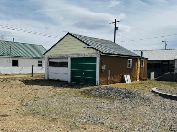 a view of a house with backyard and trees