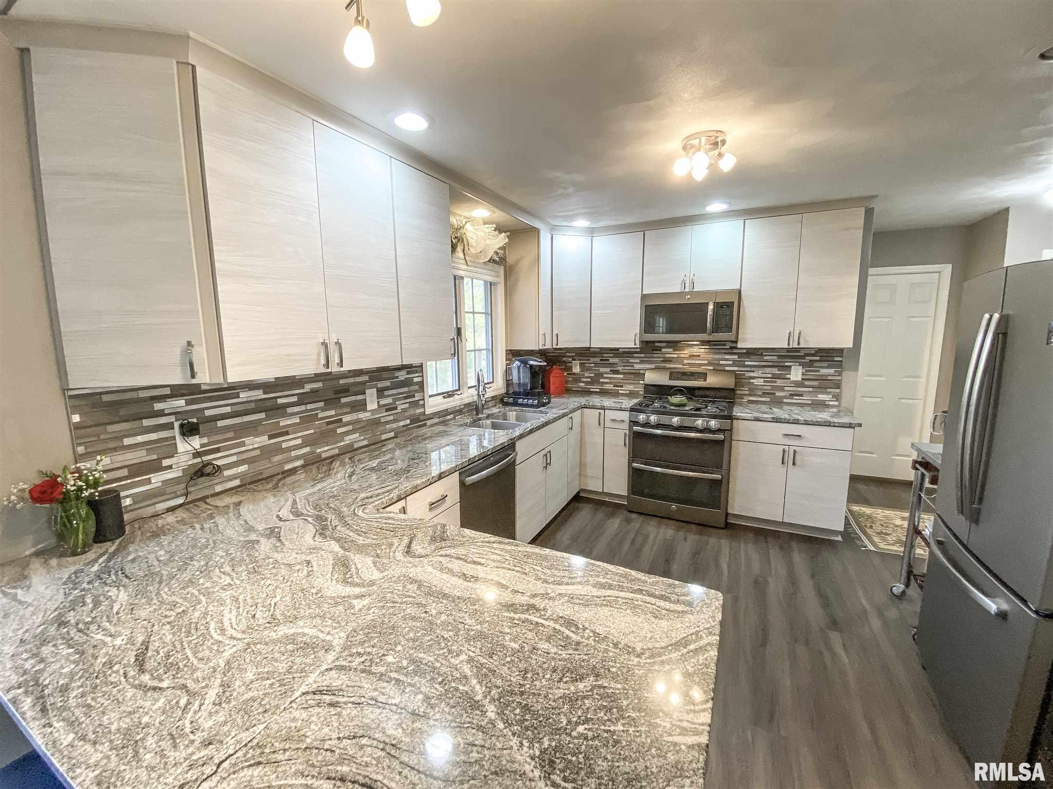 6709 North Camelot Road Peoria, IL 61615 - Photo 12 of 31 Gallery Image 12