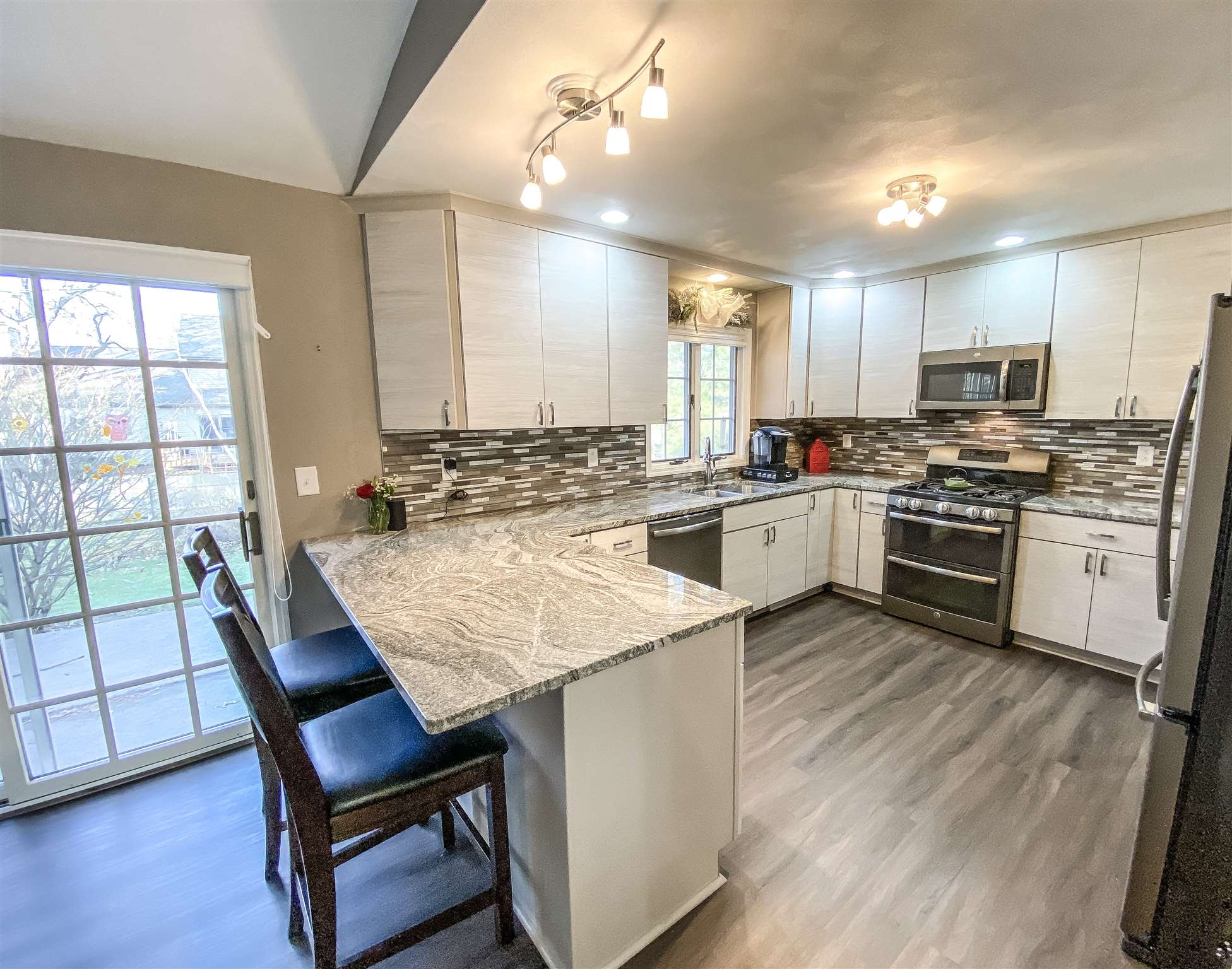6709 North Camelot Road Peoria, IL 61615 - Photo 13 of 31 Gallery Image 13