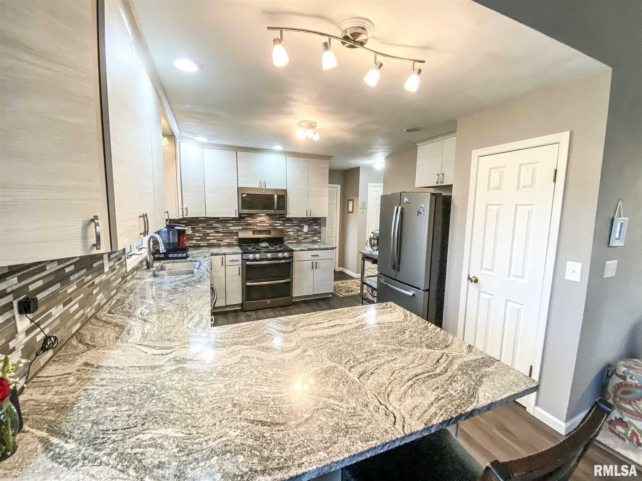 6709 North Camelot Road Peoria, IL 61615 - Photo 14 of 31 Gallery Image 14