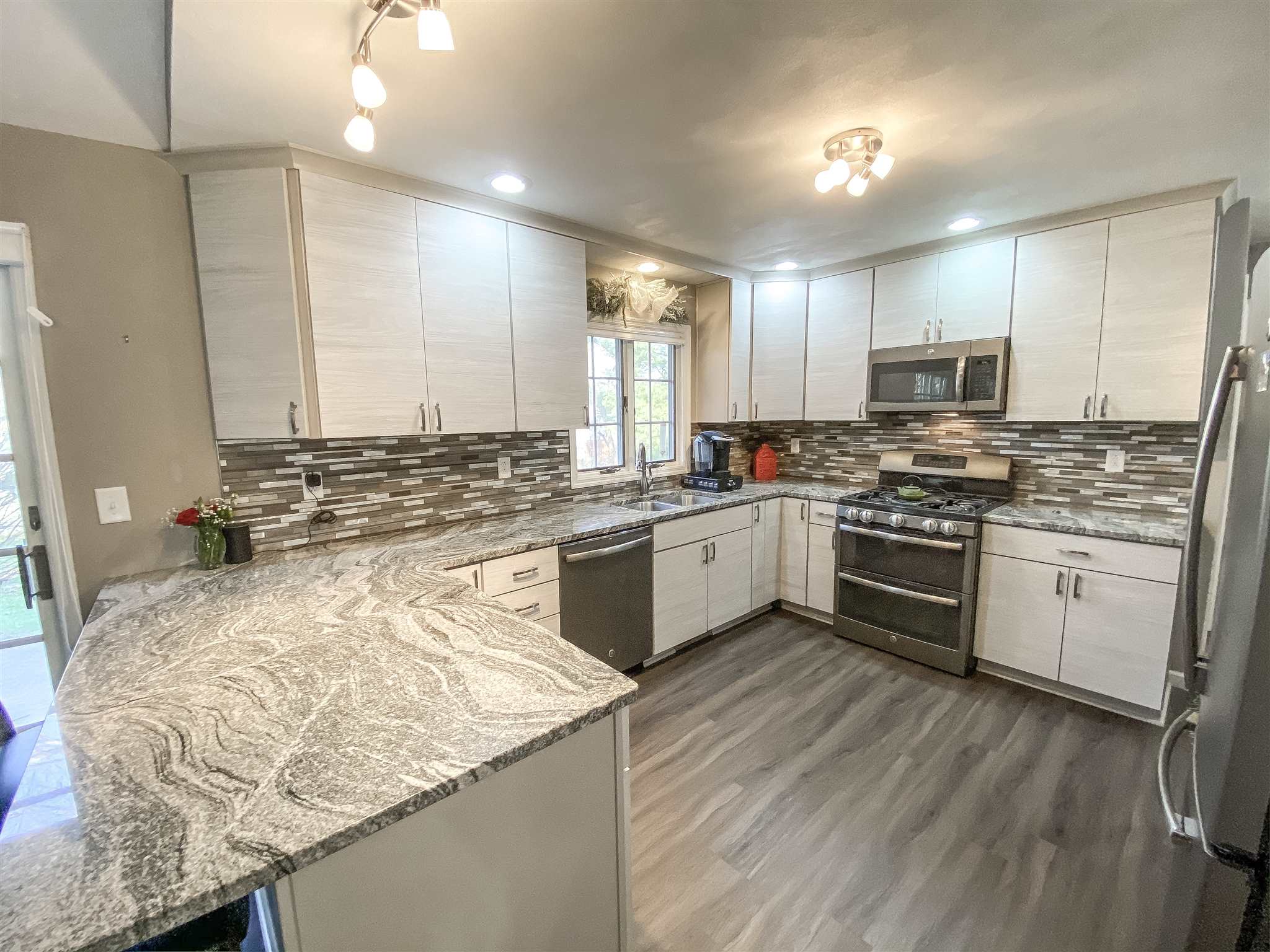 6709 North Camelot Road Peoria, IL 61615 - Photo 15 of 31 Gallery Image 15