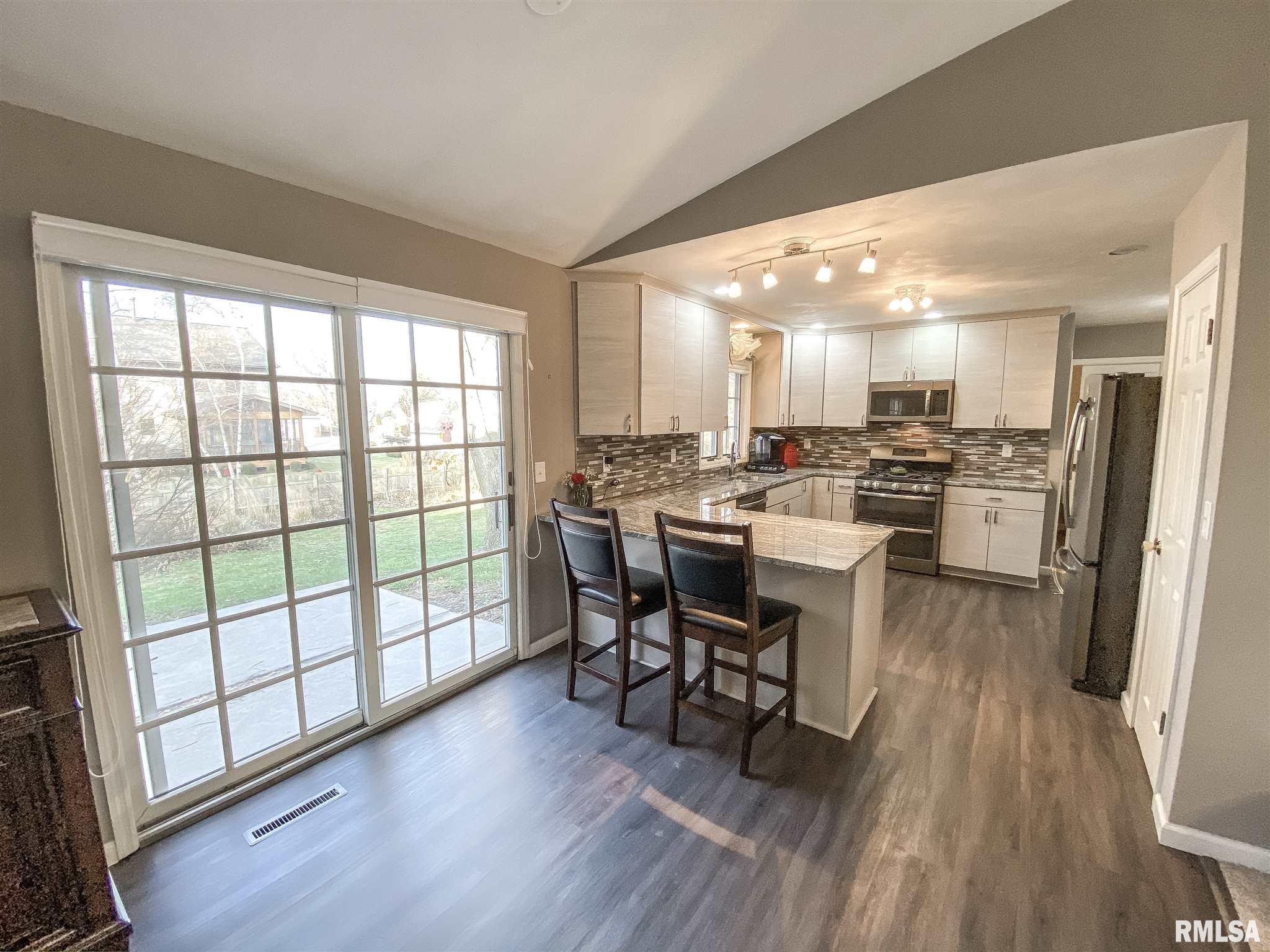6709 North Camelot Road Peoria, IL 61615 - Photo 17 of 31 Gallery Image 17