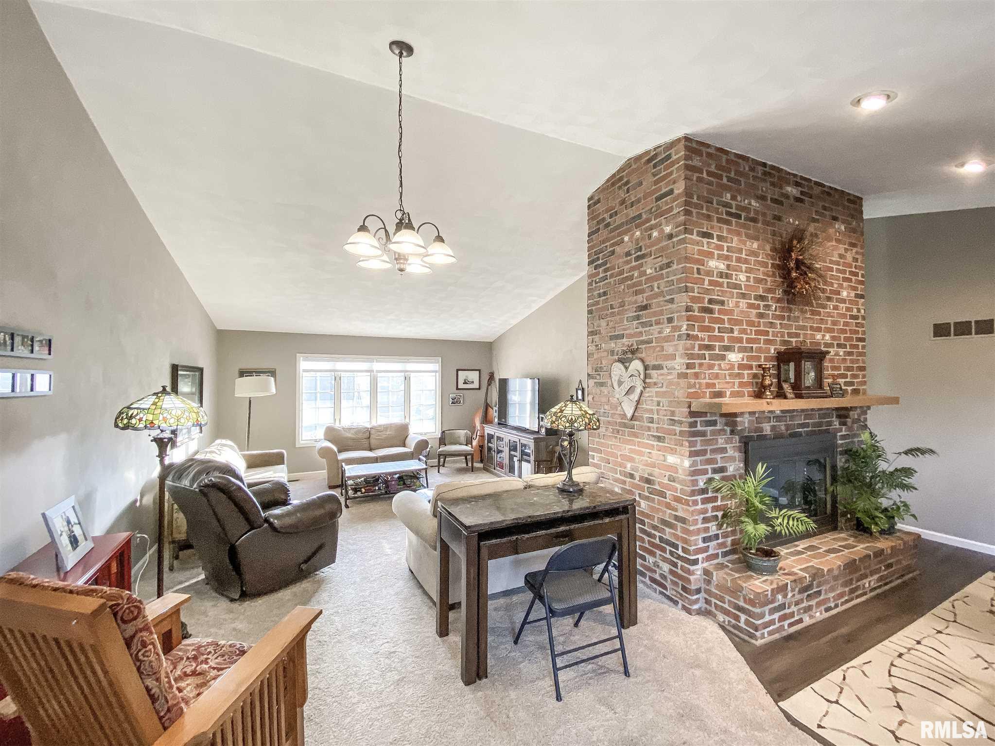6709 North Camelot Road Peoria, IL 61615 - Photo 4 of 31 Gallery Image 4