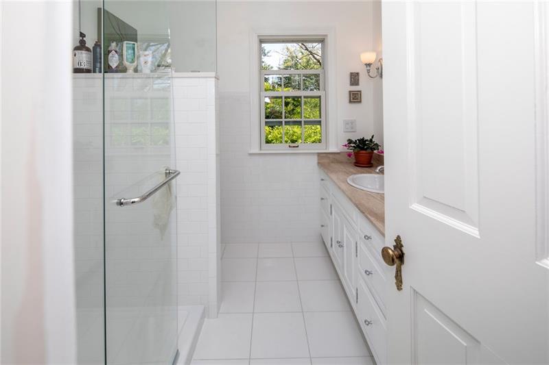1 Old Farm Road Rosslyn Farms, PA 15106 - Photo 17 of 25 Updated full bath with walk-in shower ....