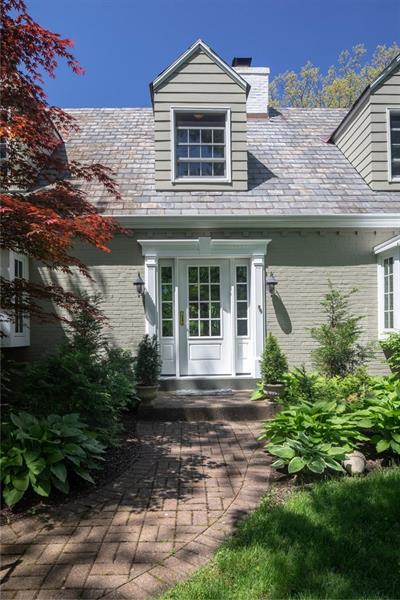 Charming entry with all new doorway ...