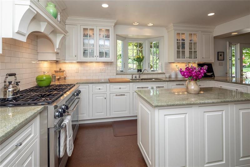 1 Old Farm Road Rosslyn Farms, PA 15106 - Photo 10 of 25 Kitchen with 48" Dacor dual fuel range and microwave drawer ...