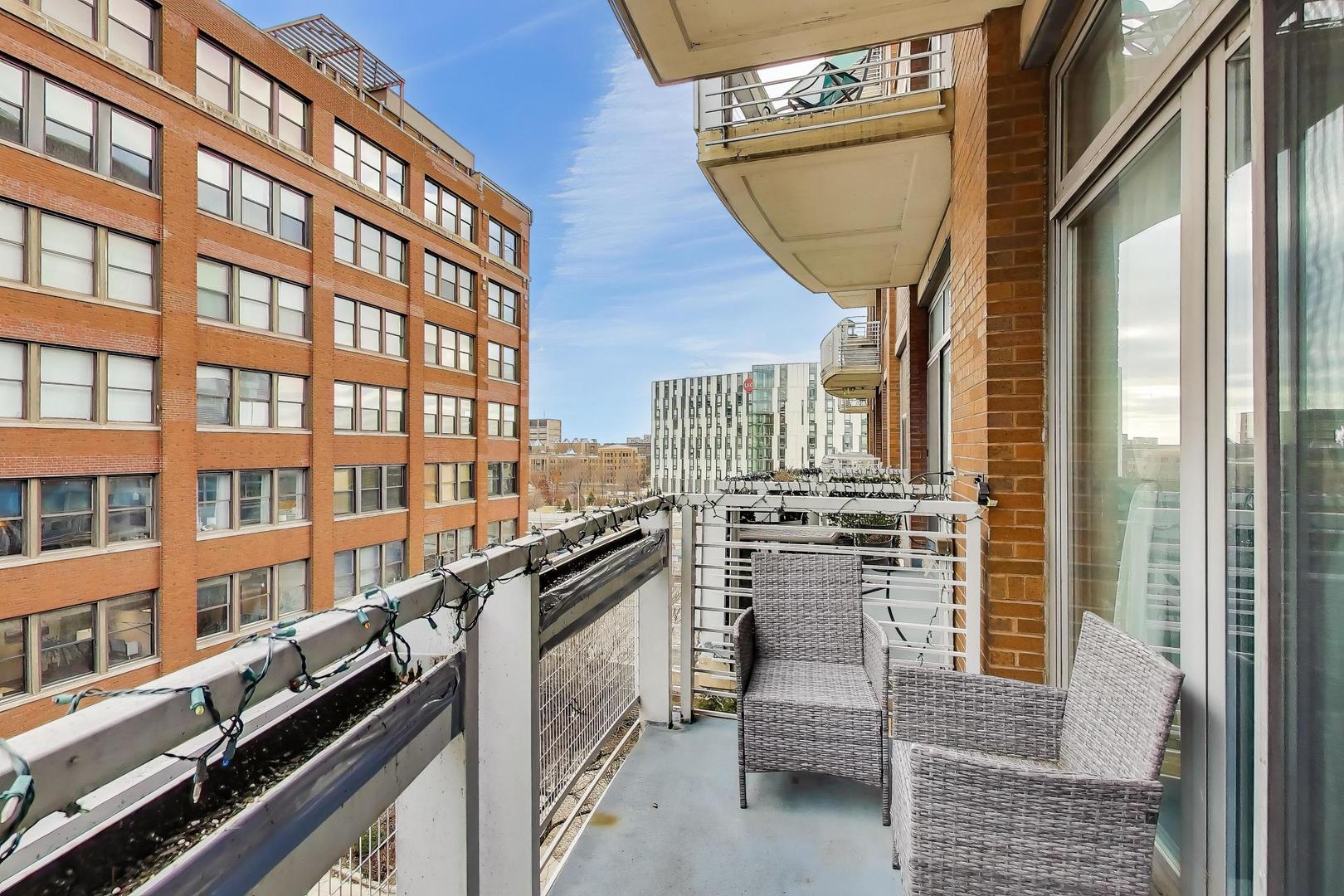 933 West Van Buren Street, Unit 504 Chicago, IL 60607 - Photo 23 of 31 a view of a living room and a window