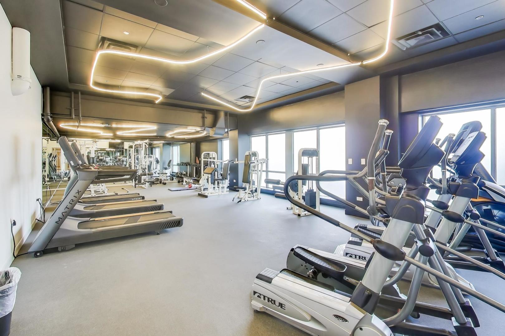 933 West Van Buren Street, Unit 504 Chicago, IL 60607 - Photo 27 of 31 a view of gym