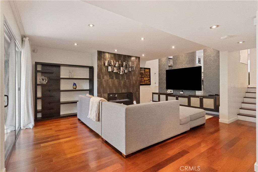 13231 Fiji Way, Unit H Marina del Rey, CA 90292 - Photo 3 of 38