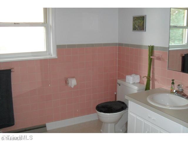 355 Frye Bridge Road Clemmons, NC 27012 - Photo 8 of 15 Bath.
