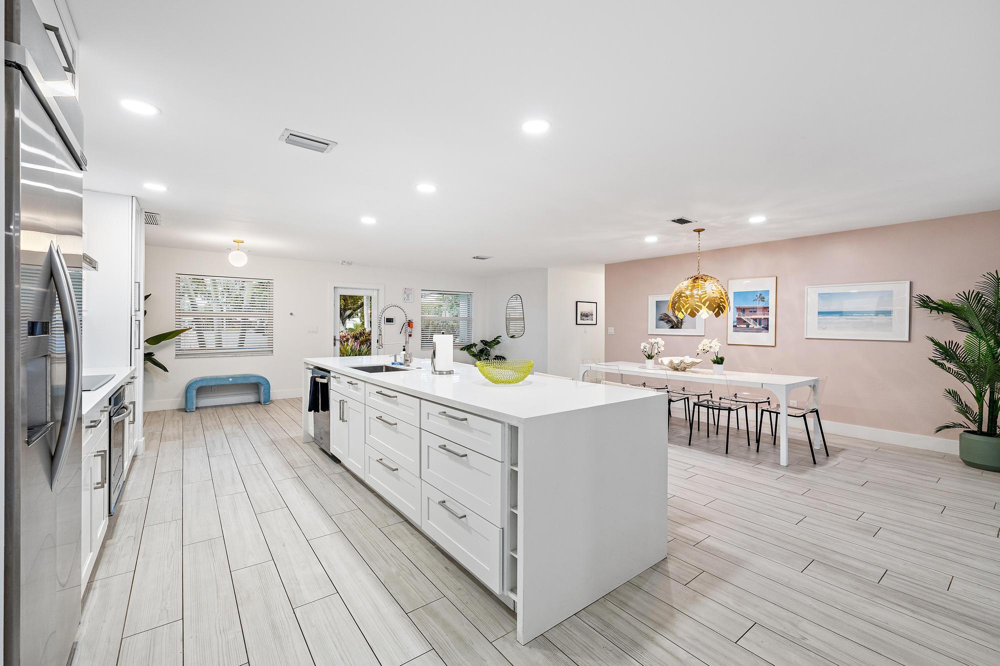 570 Dover Road Tequesta, FL 33469 - Photo 7 of 45 Kitchen & Dining