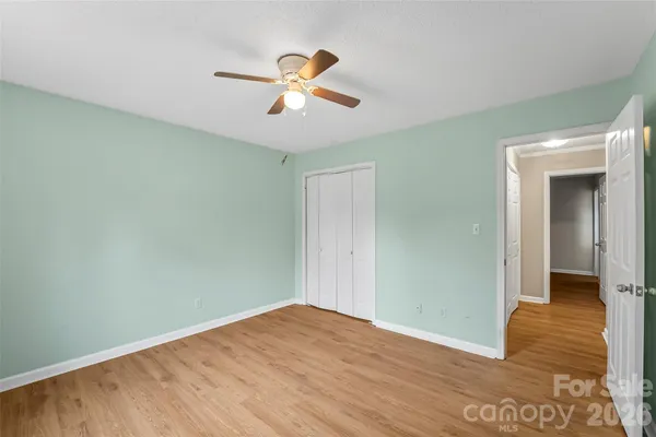 a view of entryway with a room