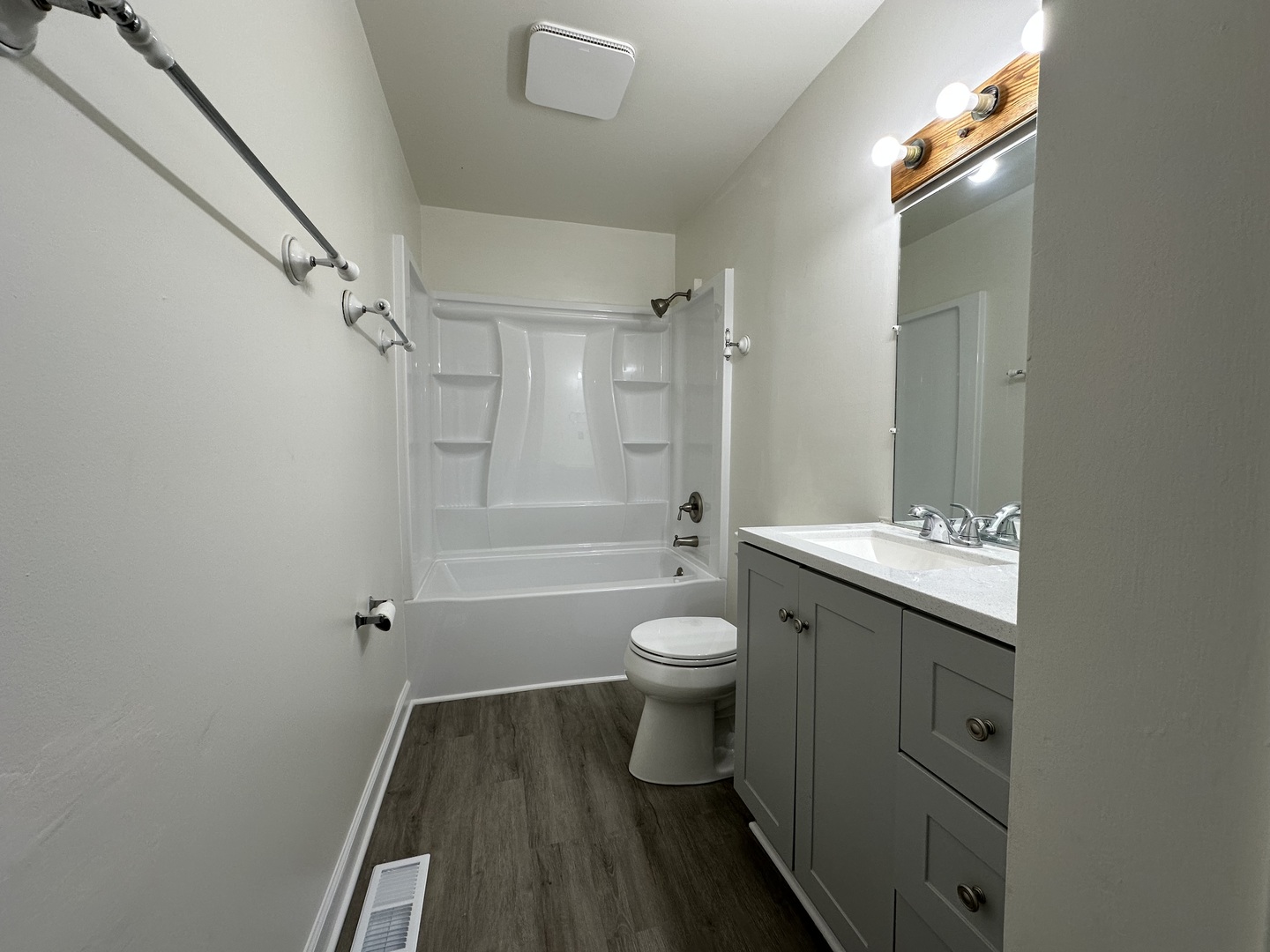 1815 Beach Road McHenry, IL 60050 - Photo 4 of 10 Gallery Image 4
