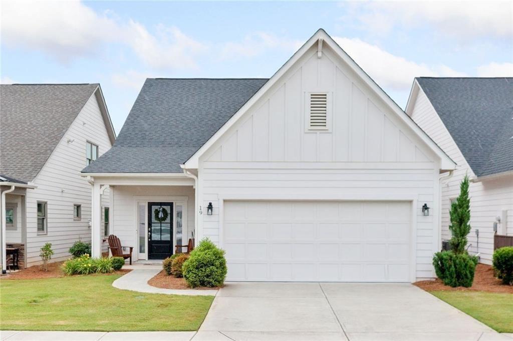 a front view of house with garage and yard