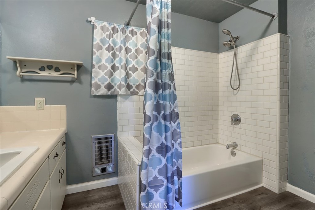 4949 Indian Peak Road Mariposa, CA 95338 - Photo 27 of 56 a bathroom with a bathtub and shower