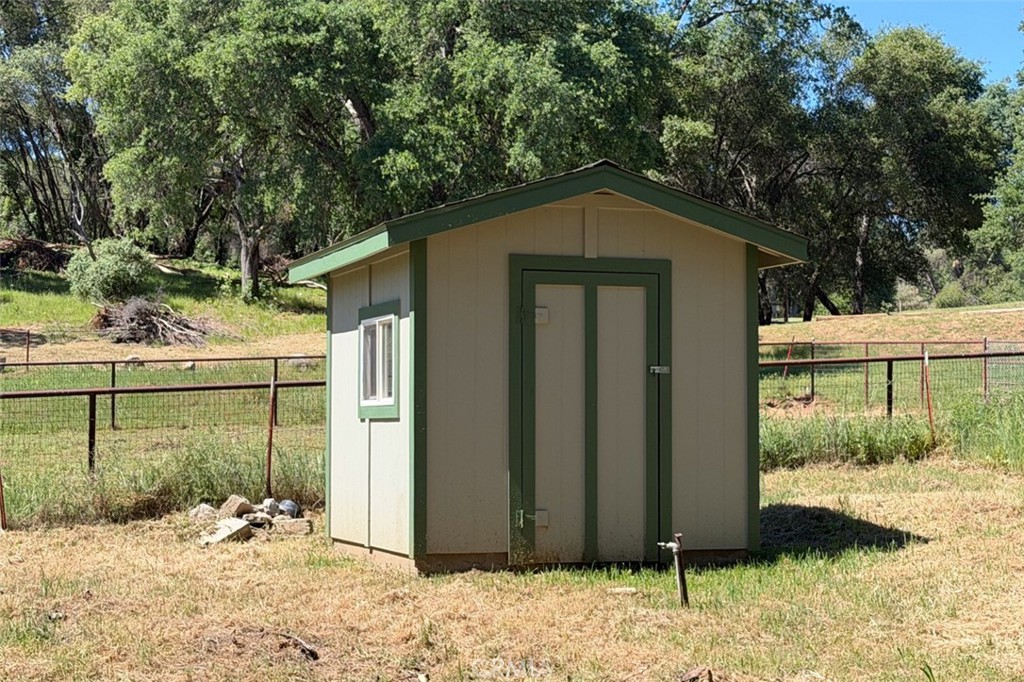 4949 Indian Peak Road Mariposa, CA 95338 - Photo 45 of 56 a backyard of a house with a tree