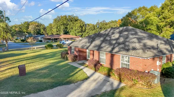 a view of a backyard