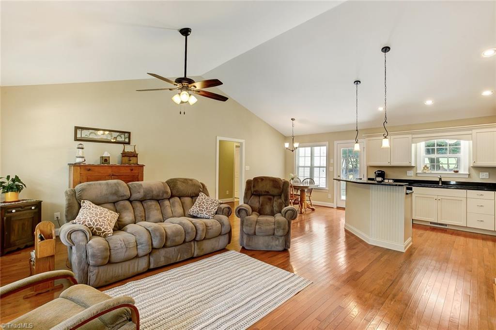 116 Laurel Ridge Court Reidsville, NC 27320 - Photo 5 of 30 Living Room/Kitchen