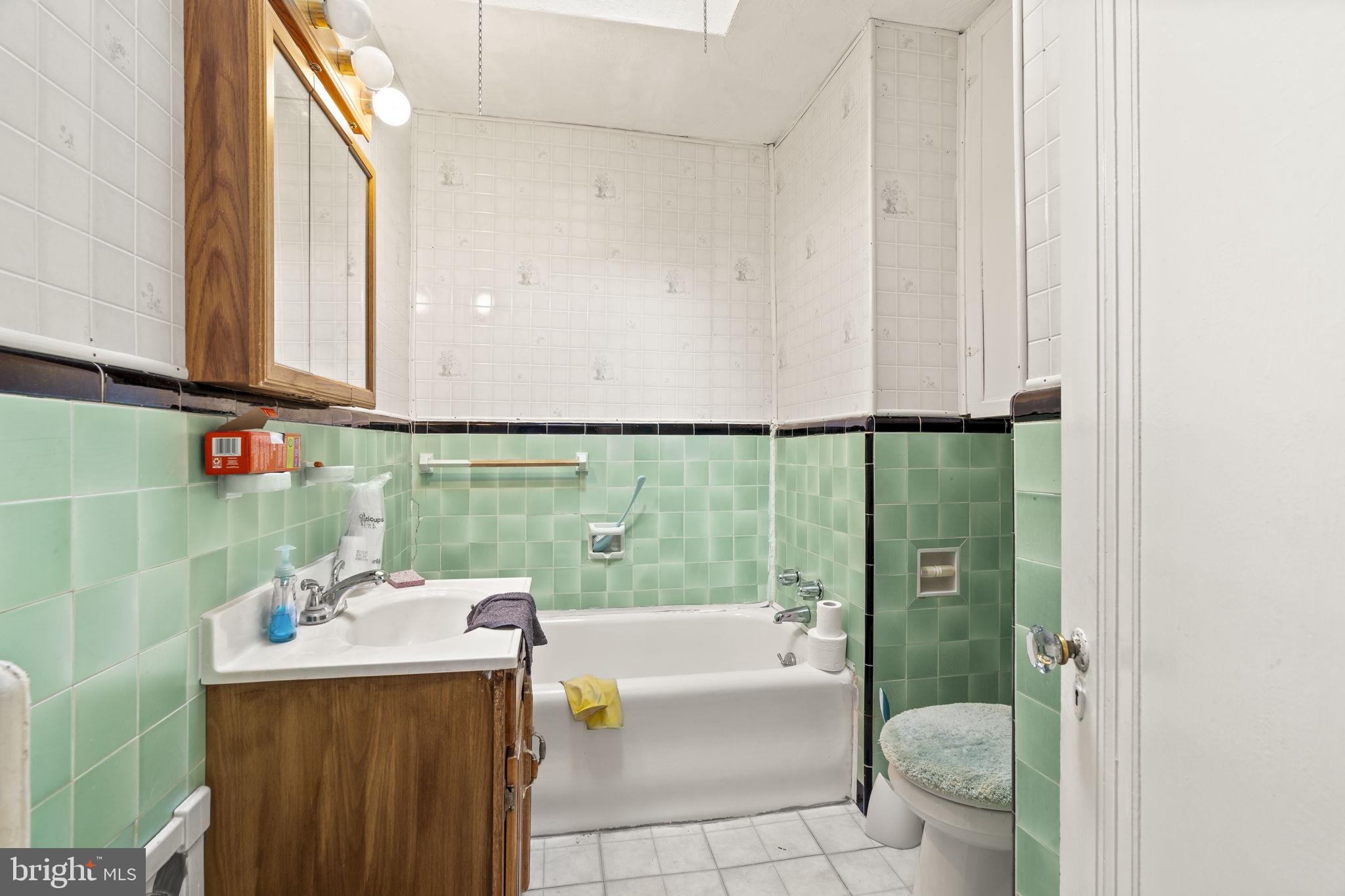 7224 Briar Road Philadelphia, PA 19138 - Photo 11 of 15 Full Bathroom