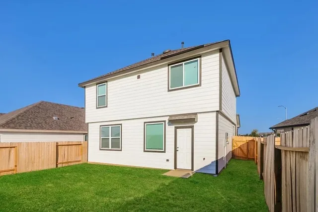 a view of a house with backyard