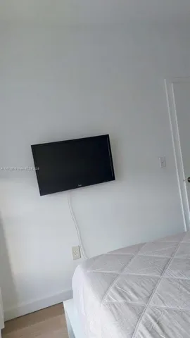 a view of room with an empty room