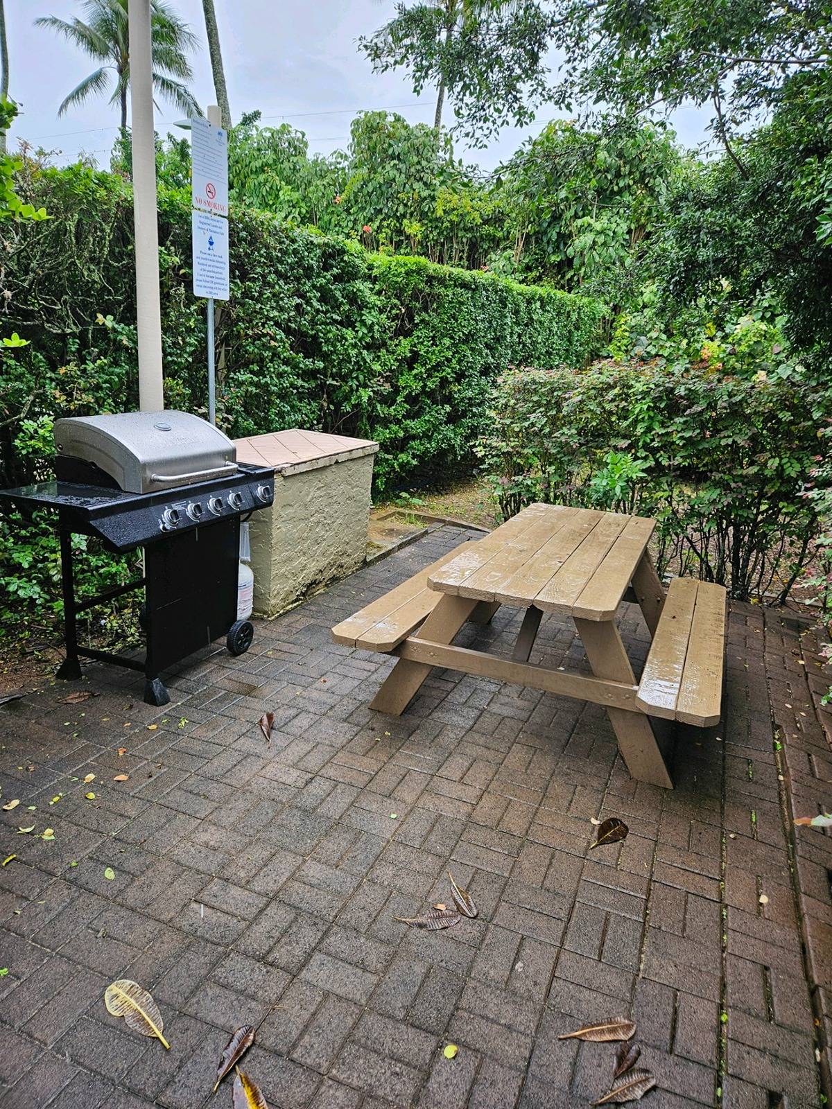 525 Aleka Loop, Unit K3 Kapaa, HI 96746 - Photo 4 of 14 a view of a patio with table and chairs with a small barbeque