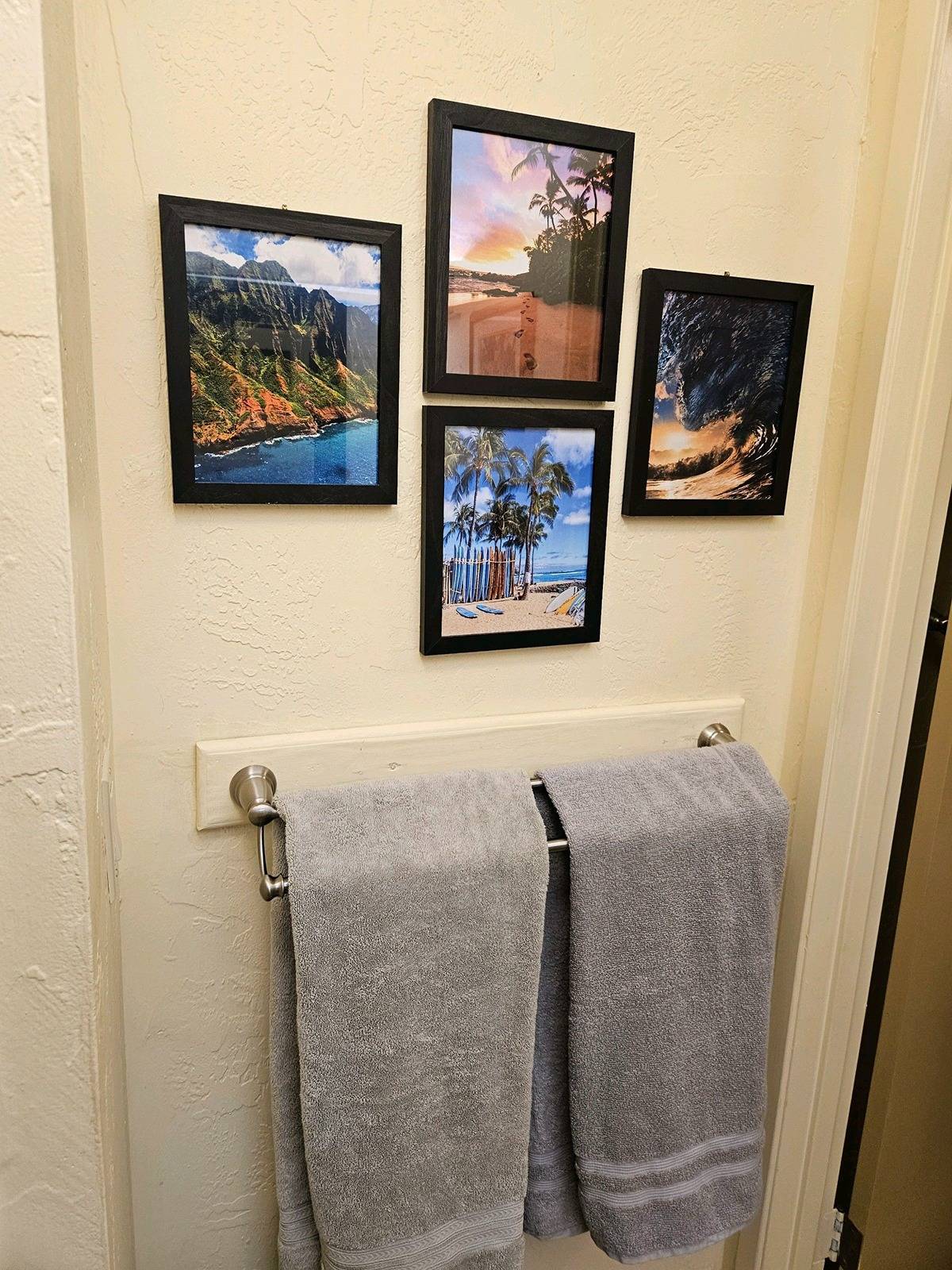 525 Aleka Loop, Unit K3 Kapaa, HI 96746 - Photo 8 of 14 a bathroom with a painting on the wall and a picture on the wall