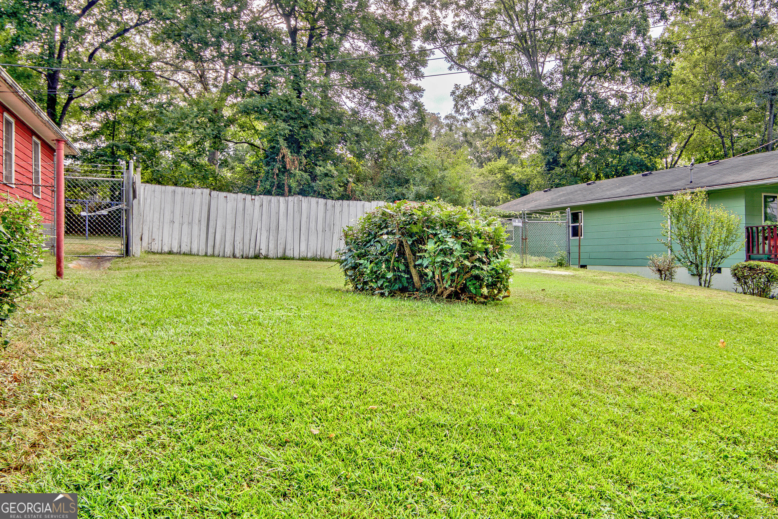 a view of a back yard
