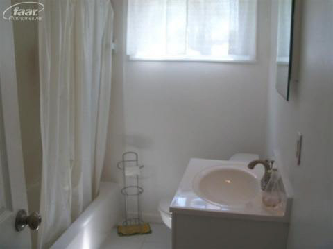 6106 Hopkins Road Flint, MI 48506 - Photo 13 of 15 20145103-12.JPG