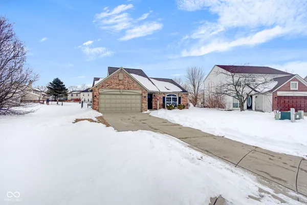 $2,050 | 6318 Pickwick Court, Zionsville, IN 46077