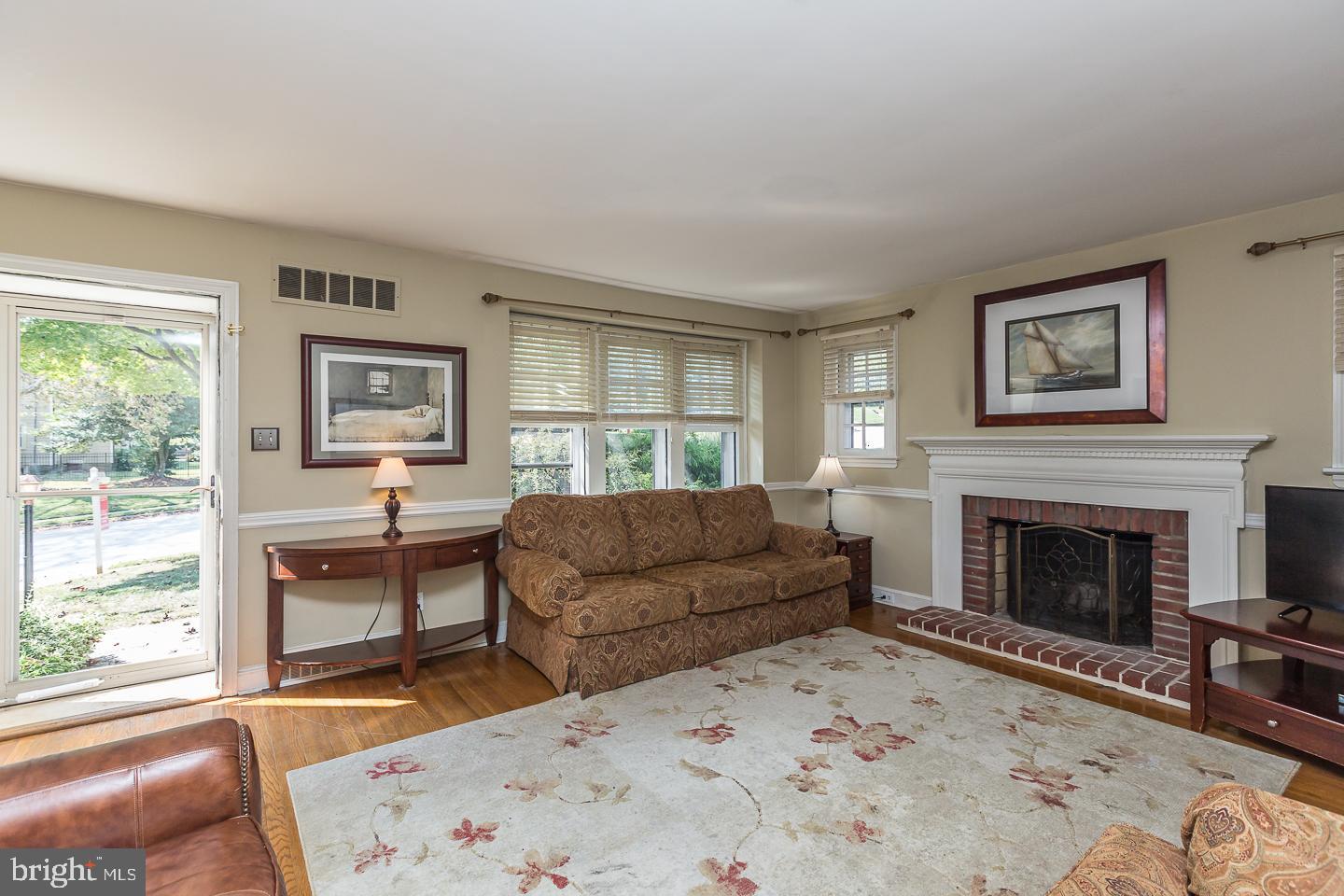 531 Weymouth Road Springfield, PA 19064 - Photo 3 of 22 Living Room